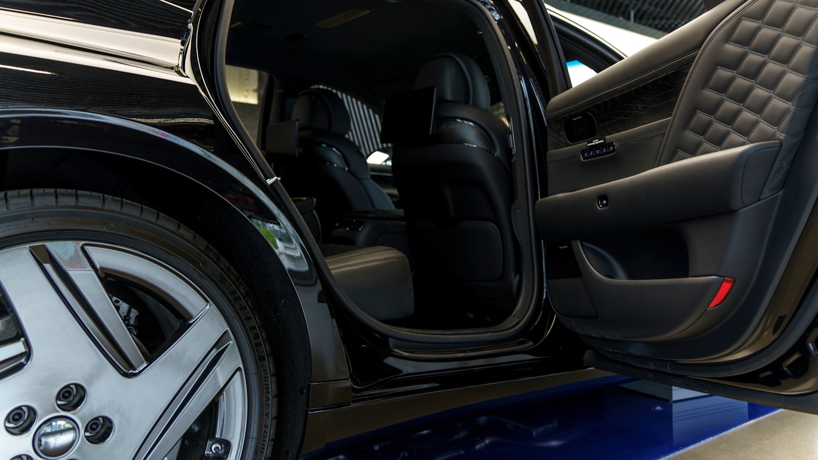 Voiture haut de gamme après detailing avec reflets contrôlés