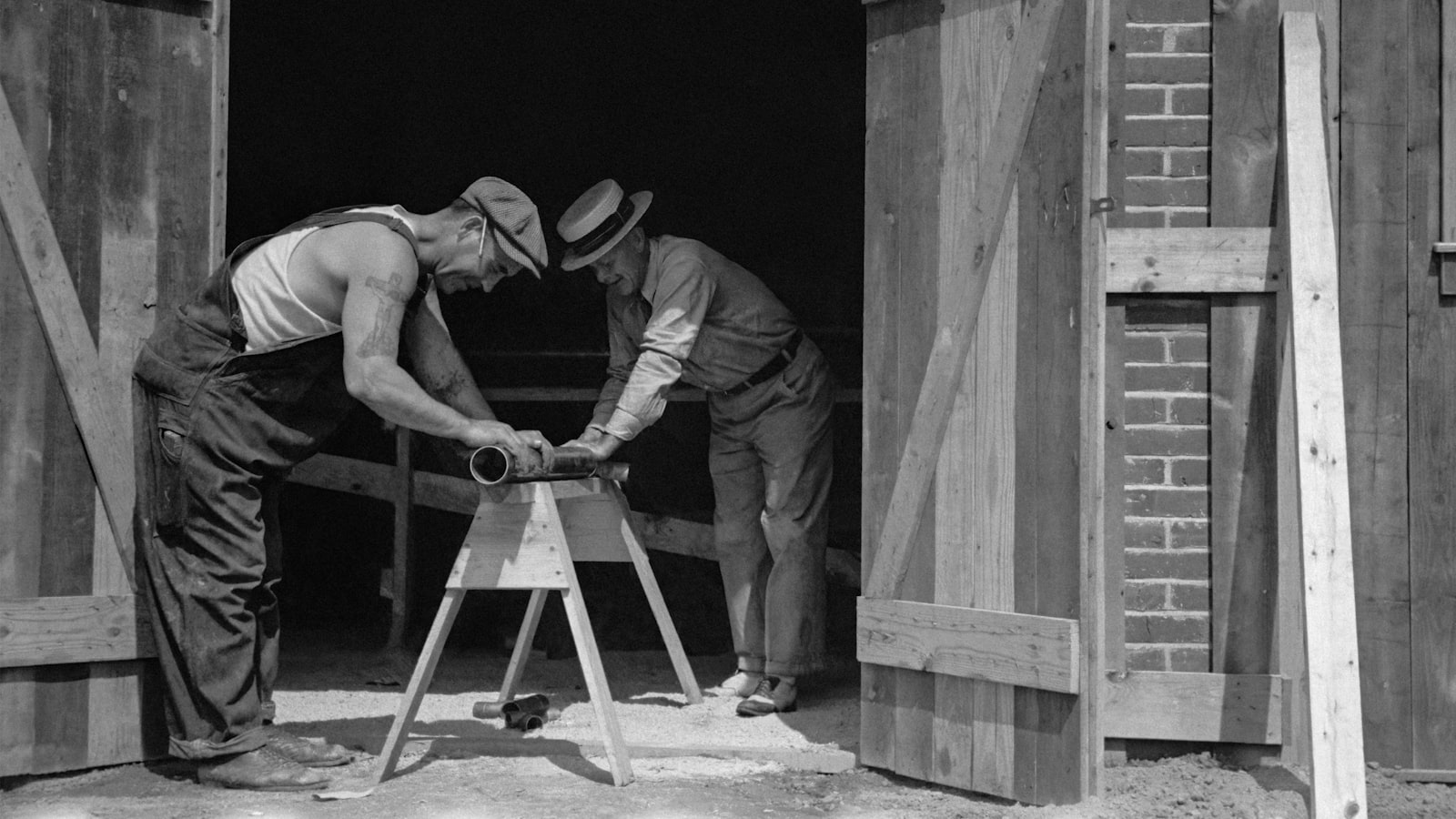 Mains d'artisan au travail sur une installation de plomberie